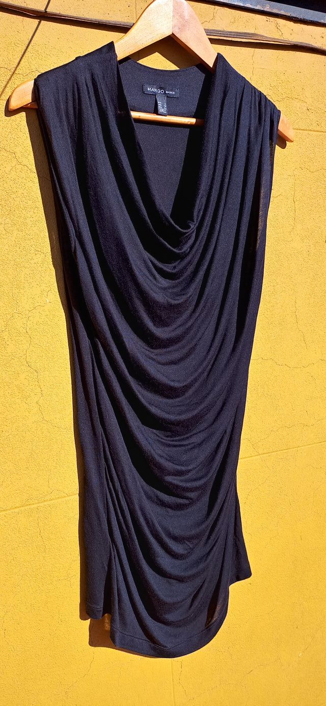 CAMISETA NEGRA CON ESCOTE DE HONDAS