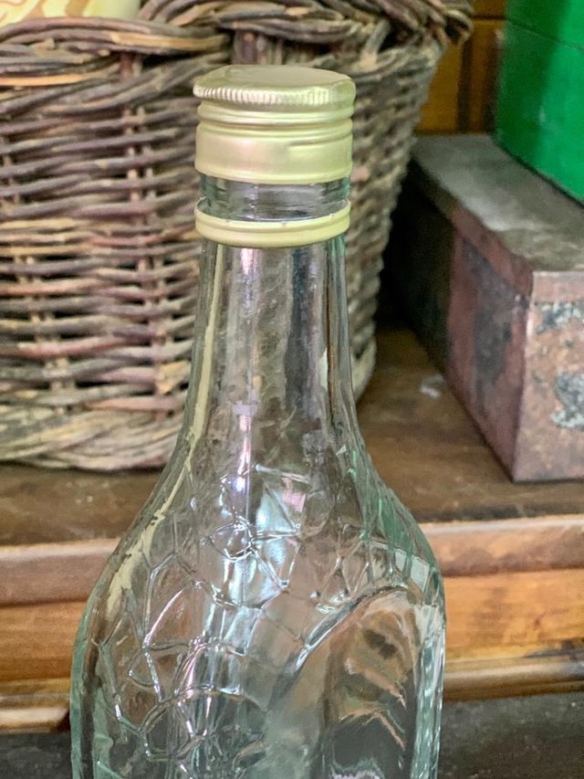 BOTELLA DE LICOR DE CRISTAL TALLADO