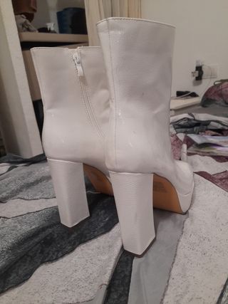 Botas blancas de shein de segunda mano por 20 EUR en Barcelona en WALLAPOP