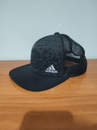 Gorra adidas Visera Plana de segunda mano por 10 EUR en Mairena del  Aljarafe en WALLAPOP