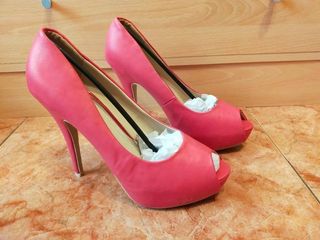 Zapatos de tacón fucsia de segunda mano en WALLAPOP