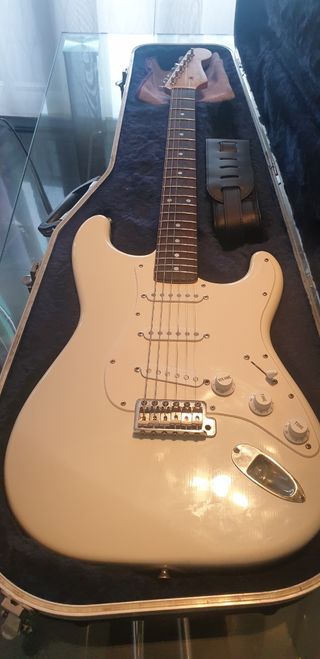 Guitarra Fender Stratocaster de segunda mano en Valencia en WALLAPOP