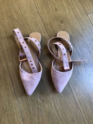 Sandalia plana en color Rosa Palo de segunda mano por 10 EUR en Encinar de  Los Reyes en WALLAPOP