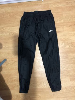 Pantalón cortavientos Nike de segunda mano por 25 EUR en Loeches en WALLAPOP