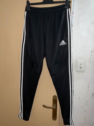 Pantalon Adidas de segunda mano por 30 EUR en Zaragoza en WALLAPOP