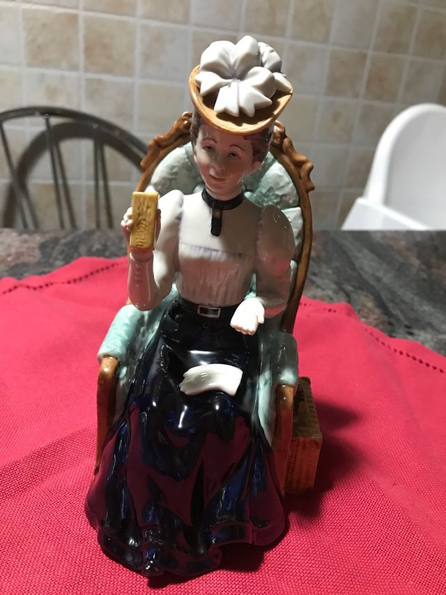 Figura antigua Avon de Sra Albee porcelana 