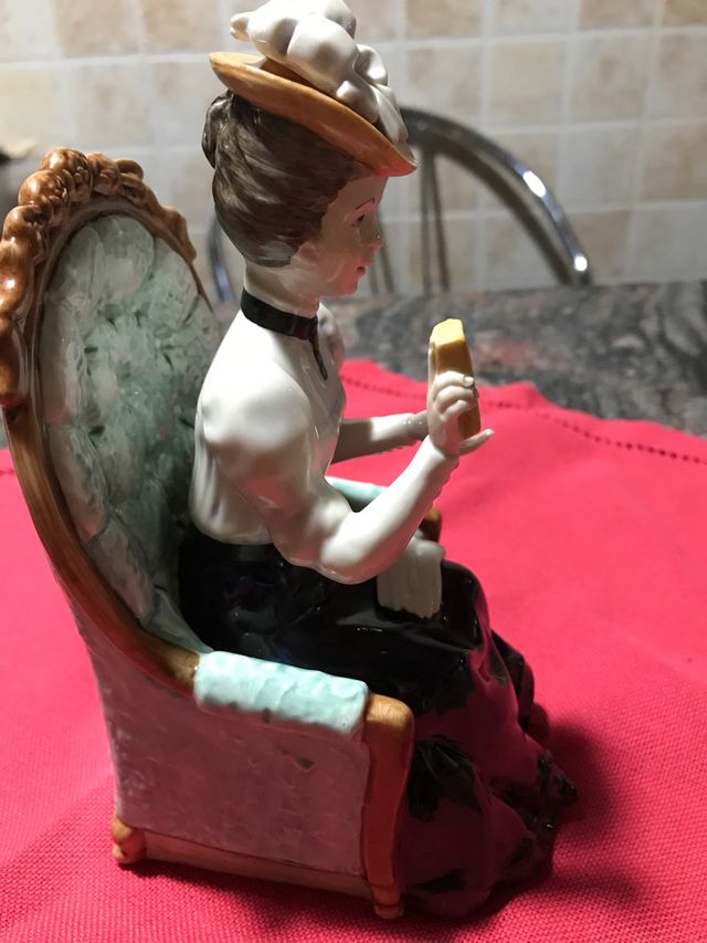 Figura antigua Avon de Sra Albee porcelana 