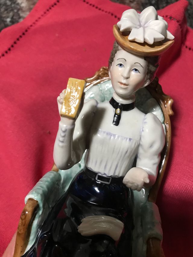 Figura antigua Avon de Sra Albee porcelana 