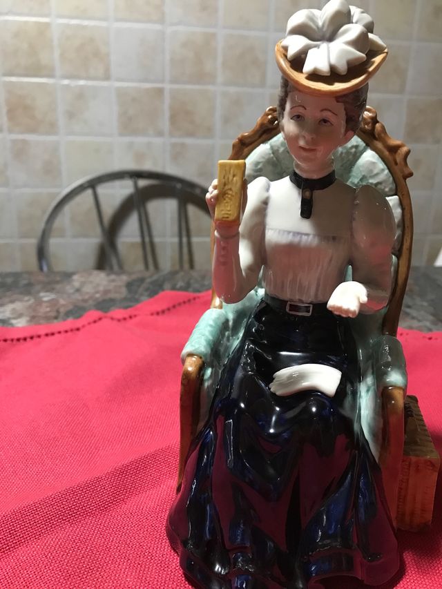 Figura antigua Avon de Sra Albee porcelana 