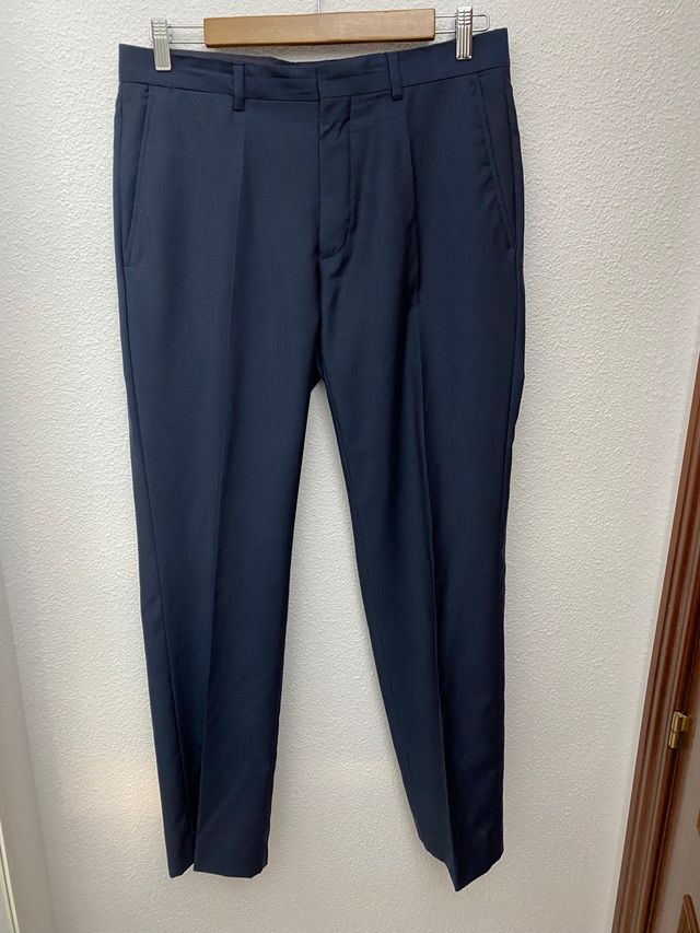 Traje de chaqueta y pantalón. Marca Titto Bluni