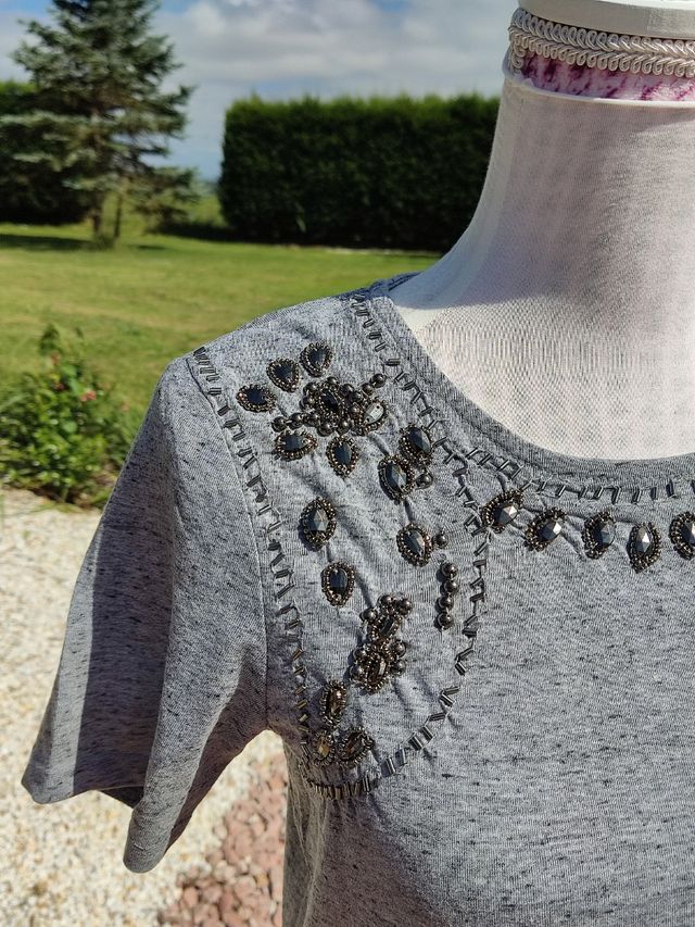 🌺 Bonita camiseta gris jaspeado abalorios platead