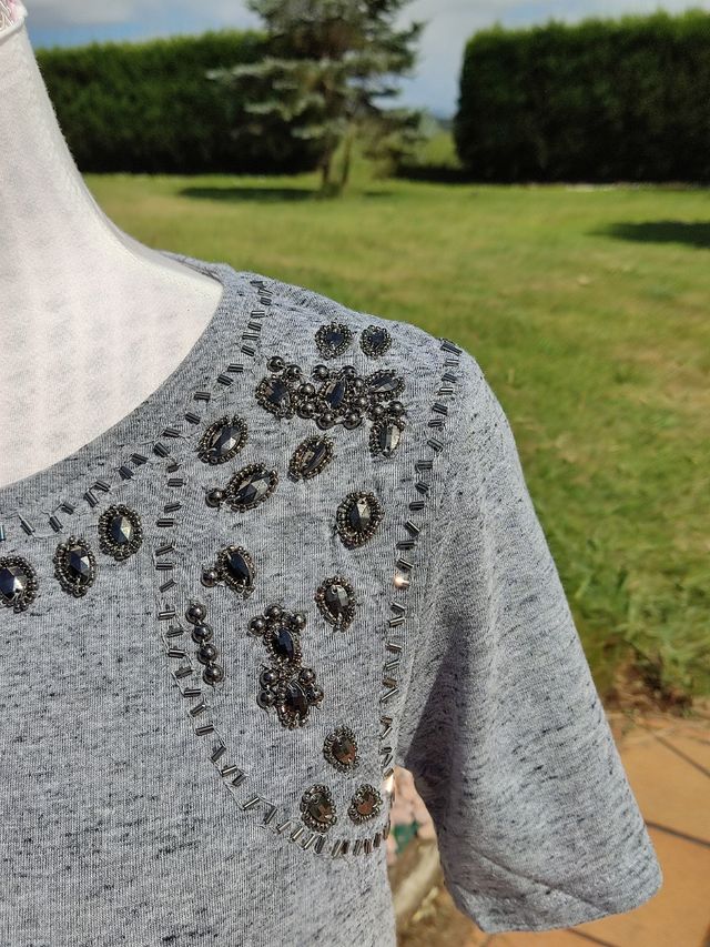 🌺 Bonita camiseta gris jaspeado abalorios platead