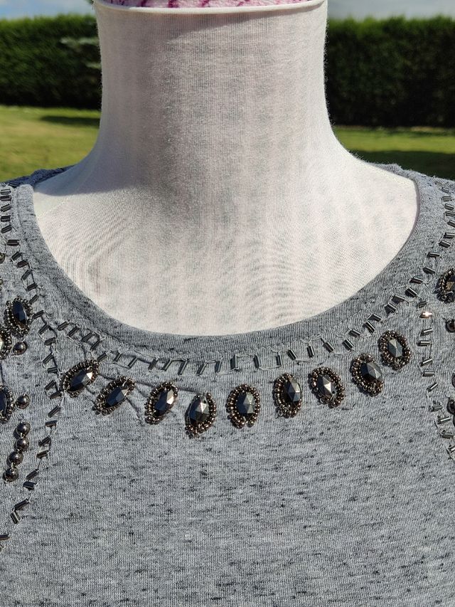 🌺 Bonita camiseta gris jaspeado abalorios platead