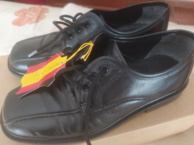 zapatos negros de cordón, clasicos