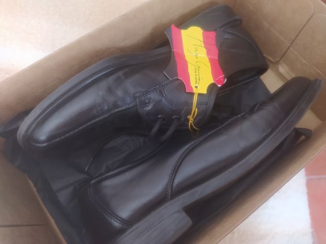 zapatos negros de cordón, clasicos