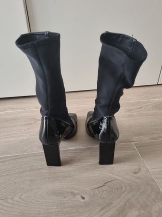 Botin negro de piel Zara de segunda mano por 40 EUR en Madrid en WALLAPOP