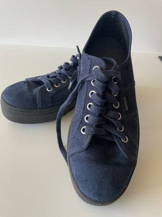 Zapatillas victoria azul marino con plataforma 39 de segunda mano por 10  EUR en Madrid en WALLAPOP