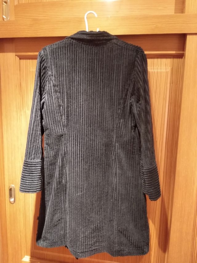 Abrigo negro de mujer