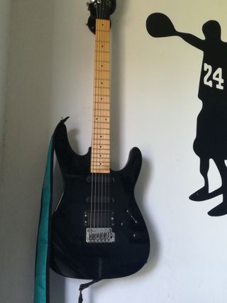 Guitarra eléctrica de segunda mano por 60 EUR en Móstoles en WALLAPOP