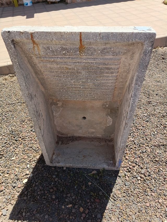 Pila antigua de cemento.