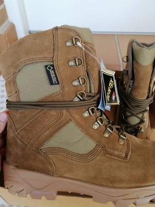 Botas montaña militares áridas goretex talla 43 de segunda mano por 63 EUR  en Madrid en WALLAPOP