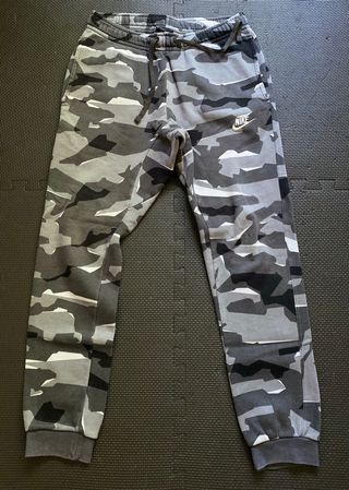 Chándal Camo Nike de segunda mano por 25 EUR en Barcelona en WALLAPOP