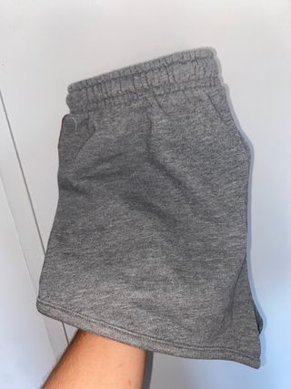 Pantalón de chándal corto Bershka de segunda mano por 8 EUR en Madrid en  WALLAPOP