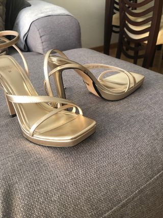 Sandalias de plataforma doradas de segunda mano en WALLAPOP