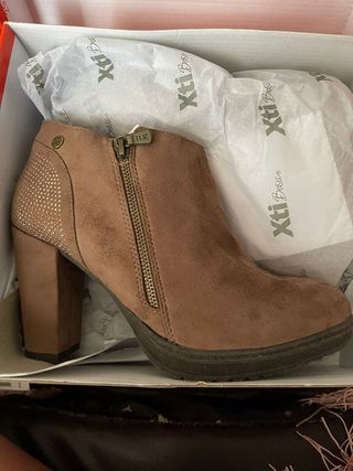 Botas bajas marrones de segunda mano por 6 EUR en Cádiz en WALLAPOP