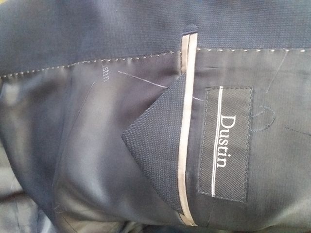Traje nuevo de la marca Dustin