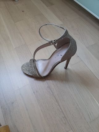 Sandalias de fiesta doradas de segunda mano en WALLAPOP