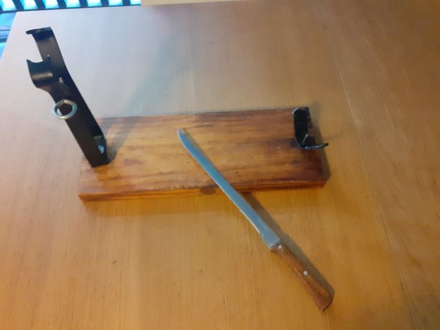Tabla y cuchillo para cortar jamón