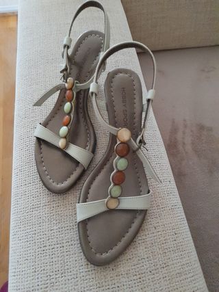 Sandalias de cuña con pedreria de segunda mano en WALLAPOP
