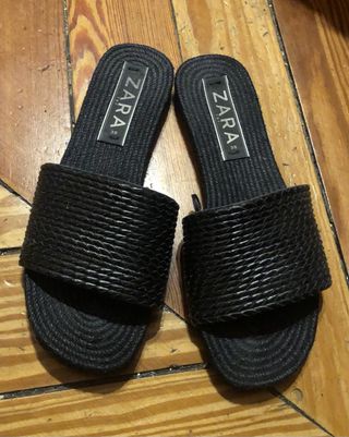 Sandalias Zara negras de segunda mano en WALLAPOP