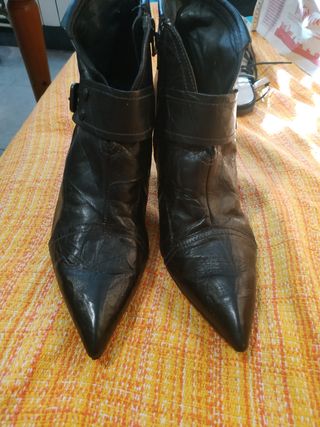 Botines tacón todo piel de segunda mano por 5 EUR en Azuqueca de Henares en  WALLAPOP