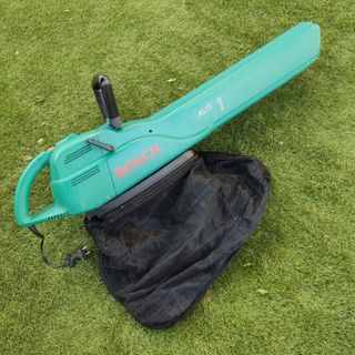 Sopladora aspiradora de jardín Bosch AVS1 1100 W de segunda mano por 20 EUR  en Alovera en WALLAPOP