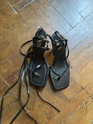 Sandalias Zara negras de segunda mano en WALLAPOP