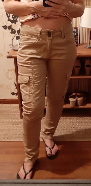 Pantalón camel Mango de segunda mano por 10 EUR en Barcelona en WALLAPOP