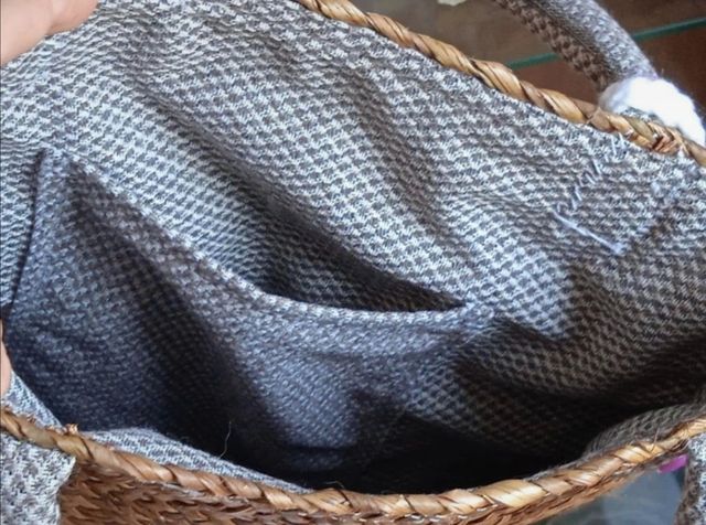 Bolso de hombro mimbre.