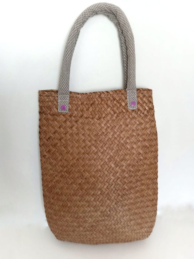 Bolso de hombro mimbre.