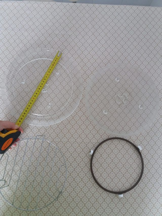 PLATOS DE 29 CM .Y 27 CM .Y VARIOS ASCESORIOS.