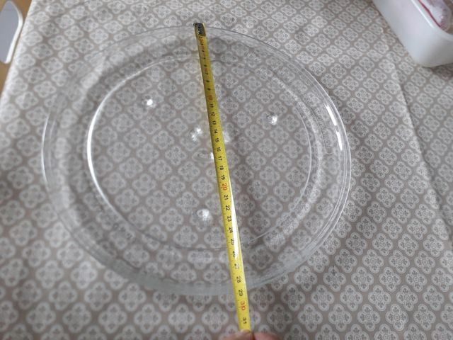 PLATOS DE 29 CM .Y 27 CM .Y VARIOS ASCESORIOS.