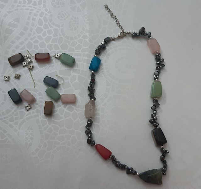 Collar y pulsera de piedras