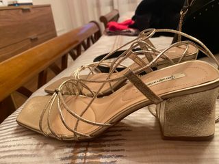 Sandalias doradas cuerdas de segunda mano por 18 EUR en Leganés en WALLAPOP