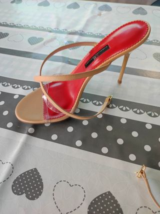 Sandalias de tacón Carolina Herrera de segunda mano por 180 EUR en Mercado  Parque Corredor del Henares en WALLAPOP