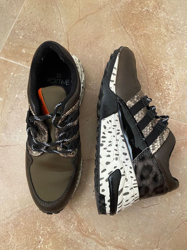 Deportiva animal print