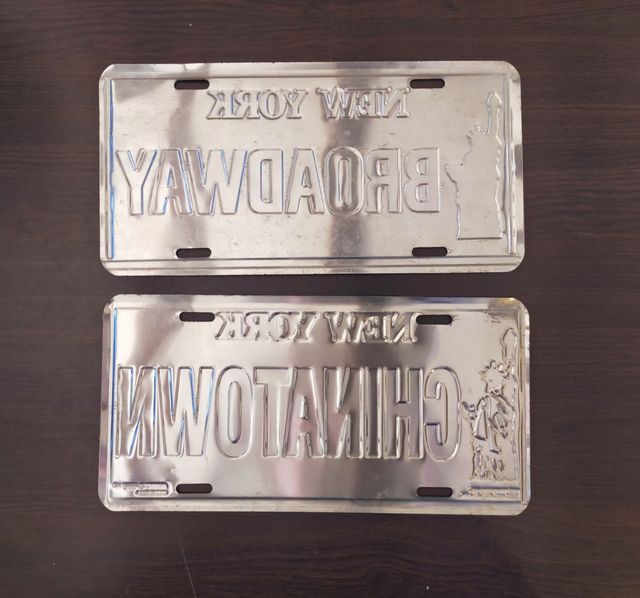 Pack de dos matrículas decorativas.