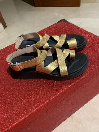 Sandalias wonders doradas de segunda mano por 45 EUR en Bormujos en WALLAPOP