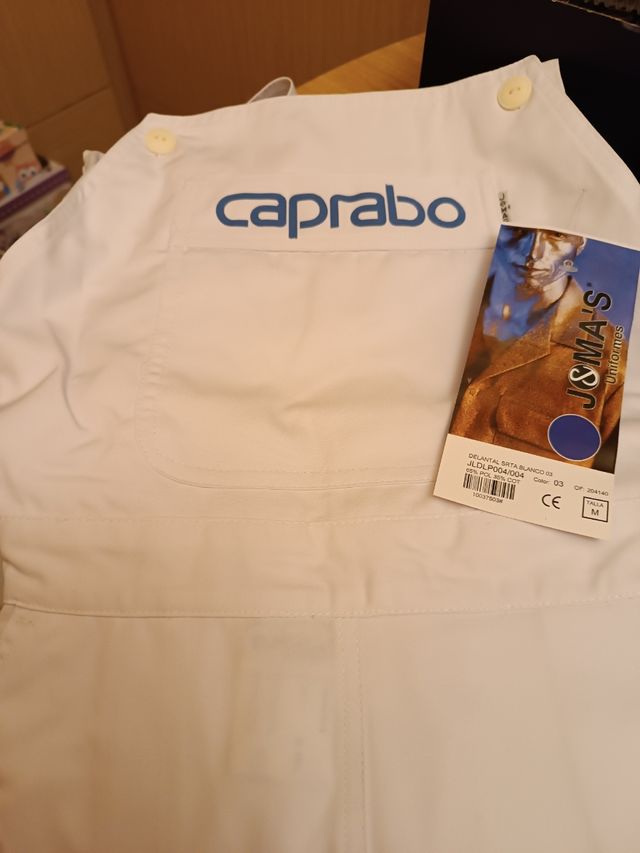 tijeras de cortar pollo y Delantales