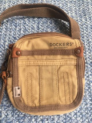 Bolso DOCKERS hombre beige bandolera de segunda mano por 10 EUR en  Barcelona en WALLAPOP
